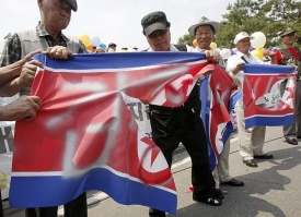 Jihokorejští konzervativci protestují proti KLDR.